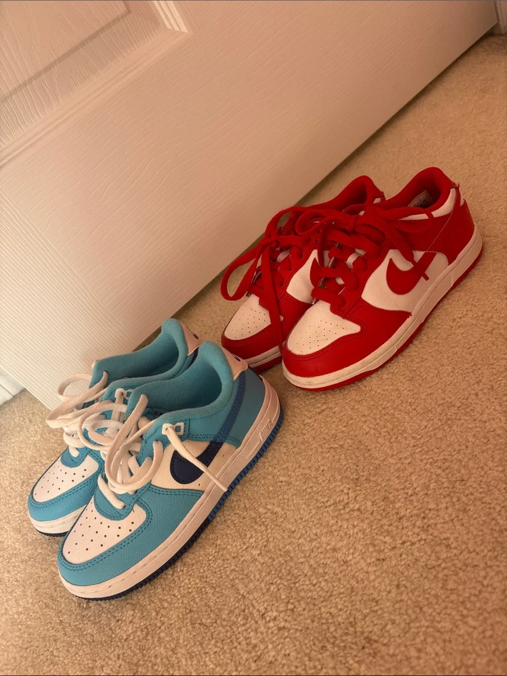 Nike Kids Low-Top Sneakers in Light Blue, White & Red